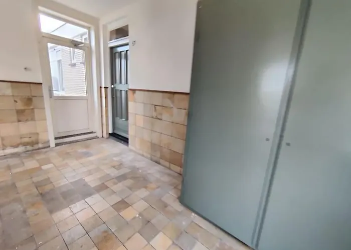 C 4p Free Public Parking *